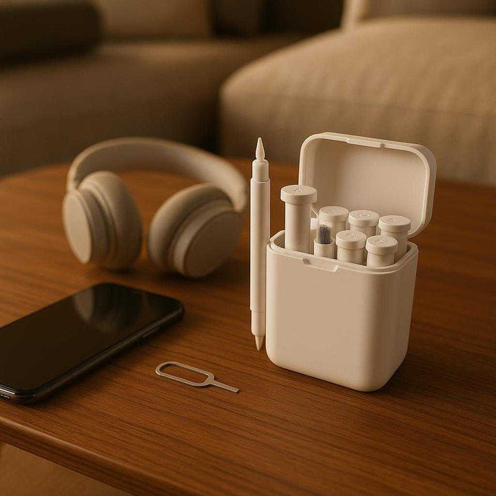 Øretelefon Rengøringssæt i Hvid og Sort - Plastik, metal, Modulopbygget: A different realistic setting in a modern living room where the Øretelefon Rengøringssæt is securely positioned on a coffee table beside a pair of headphones and a smartphone.