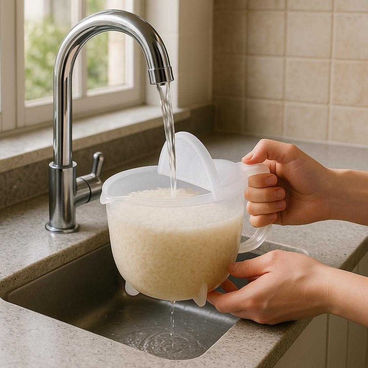Risvaskemaskine i Plastik og Silikone - Let at Bruge, Effektiv Dræning - Beige, Pink, Hvid, Blå: A realistic kitchen setting where the risvaskemaskine is properly grounded on a kitchen counter next to a sink, being actively used by hands.