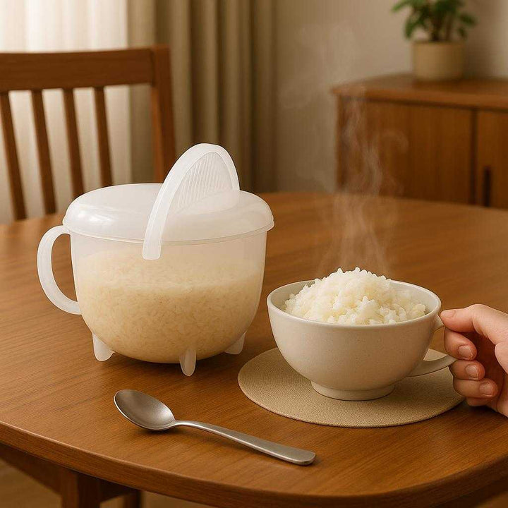 Risvaskemaskine i Plastik og Silikone - Let at Bruge, Effektiv Dræning - Beige, Pink, Hvid, Blå: A different realistic dining room setting where the risvaskemaskine is securely positioned on a dining table next to a steaming bowl of freshly cooked rice.