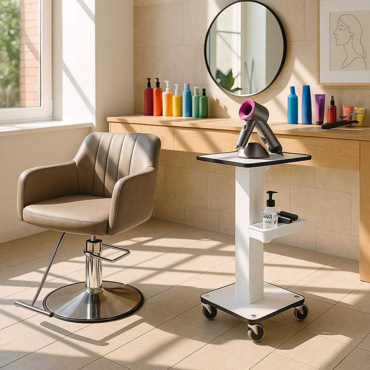 Rullebord til skønhedsbehandling: Praktisk og moderne design med hjul og opbevaringshylde: A bright, contemporary beauty salon scene, where the beauty treatment cart is strategically placed next to a stylish salon chair.