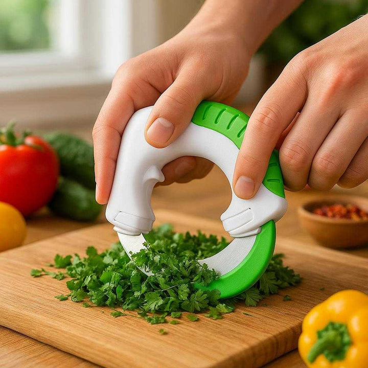 Rullekniv til Køkken - Professionel Skæring og Hakning med Høj Kvalitet, Ergonomisk Design: A realistic kitchen setting where the 'Rullekniv til Køkken - Professionel Skæring og Hakning med Høj Kvalitet, Ergonomisk Design' is properly grounded on a wooden cutting board, being actively used by a pair of hands to finely chop fresh herbs like parsley and cilantro.