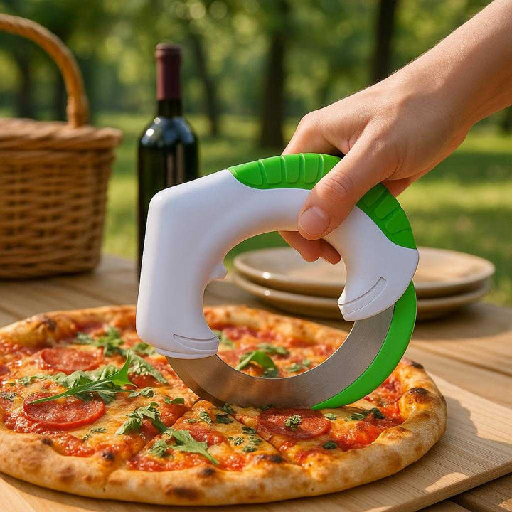 Rullekniv til Køkken - Professionel Skæring og Hakning med Høj Kvalitet, Ergonomisk Design: A different realistic picnic setting where the 'Rullekniv til Køkken' is securely positioned on a portable picnic table, being used to slice through a homemade pizza.