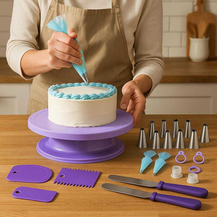 Rustfrit Stål Dekorerings Sæt - Nemt, Holdbart, Med Mange Tilbehør - Lilla, Rosa, Hvid: A realistic kitchen setting where the Rustfrit Stål Dekorerings Sæt is properly grounded on a wooden countertop.