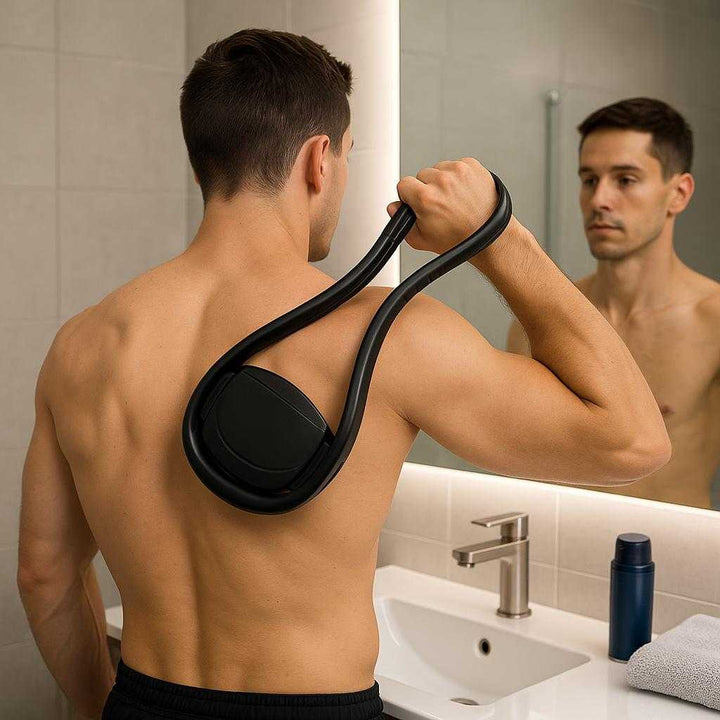 Rygbarberer med ergonomisk design – Fleksibel, kompakt og effektiv løsning til selvstændig rygbarbering: A modern bathroom, where the product is extending its ergonomic design across a person's back in front of a well-lit mirror, being used comfortably by an athletic figure.