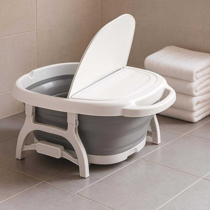 Sammenklappeligt Fodbad – Foldbart Spa-Kar med Massage & Låg i Høj Kvalitet: A different realistic bathroom setting where the Foldable Foot Bath is securely positioned on a tiled floor next to a neatly folded towel stack.