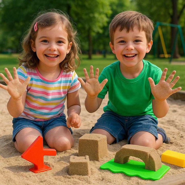 Sandformssæt i farverne rød, gul og grøn - Ideel til kreativ leg i sandkassen eller på stranden. A playful scene of kids proudly displaying their creative sand sculptures made with the red, yellow, and green sand tools in a lively sandbox at the park.
