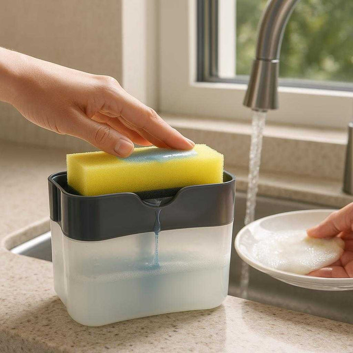 Sæbedispenser med Grå og Hvid Top - Effektiv og Praktisk til Nem Opvask i Køkkenet: A realistic kitchen countertop setting where the sæbedispenser med grå og hvid top is properly grounded on the counter next to a sink, being actively used by a person washing dishes.