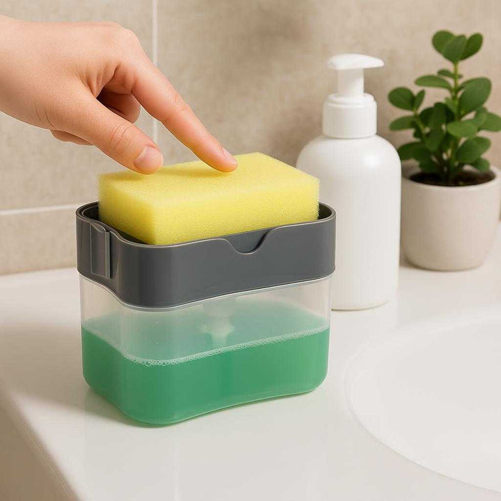 Sæbedispenser med Grå og Hvid Top - Effektiv og Praktisk til Nem Opvask i Køkkenet: A different realistic bathroom setting where the sæbedispenser med grå og hvid top is securely positioned on the edge of a bathroom sink, naturally placed next to hand soap and a small potted plant.