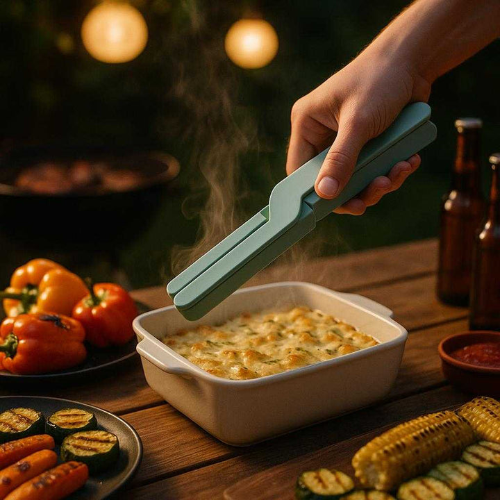 Silikone Grydelap - Høj Varmebestandighed, Moderne Design, Tilgængelig i 6 Farver: A cozy evening backyard barbecue scene where the silicone grydelap is securely positioned on a wooden picnic table.