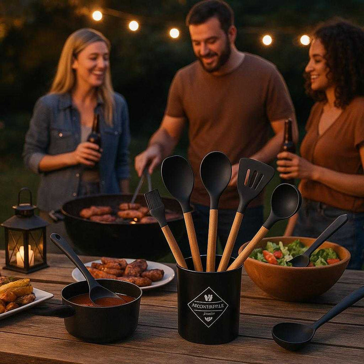 Silikone køkkenredskaber i sæt - Varmeresistente og skånsomme redskaber til alle gryder og pander i Sort, Grøn, Rød: A different realistic outdoor barbecue setup where the silicone kitchen utensils are securely positioned on a wooden picnic table, being used by a group enjoying a barbecue.