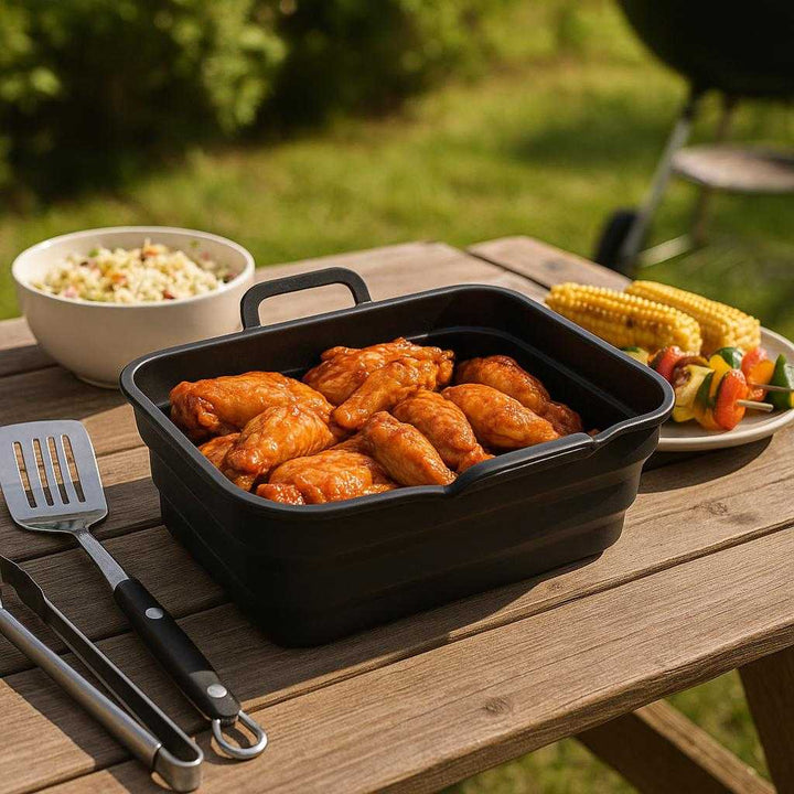 Silikoneform til Airfryer - Høj Kvalitet og Fleksibilitet til Madlavning og Bagning: A different realistic outdoor barbecue setting where the silicone air fryer form is securely positioned on a picnic table, naturally placed alongside other BBQ tools and dishes.