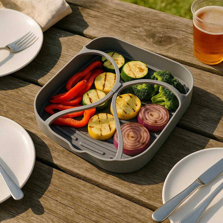 Silikoneform til Airfryer med Non-stick Riller og Håndtag - Høj Kvalitet Fleksibel Kvadratisk Design, 400g: A different realistic outdoor picnic setting where the silicone air fryer mold is securely positioned on a wooden picnic table, filled with freshly grilled vegetables.
