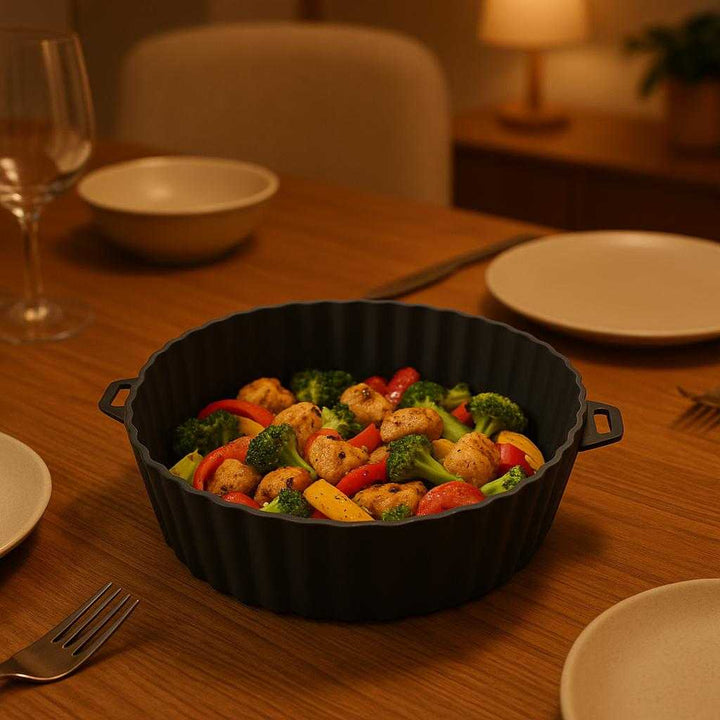 Silikoneform til Airfryer: Professionel Fleksibel Silikone med Høj Kvalitet for Sund Madlavning: A different realistic dining room setting where the silicone air fryer mold is securely positioned on a wooden dining table, with a freshly cooked, colorful dish inside, ready to be served.