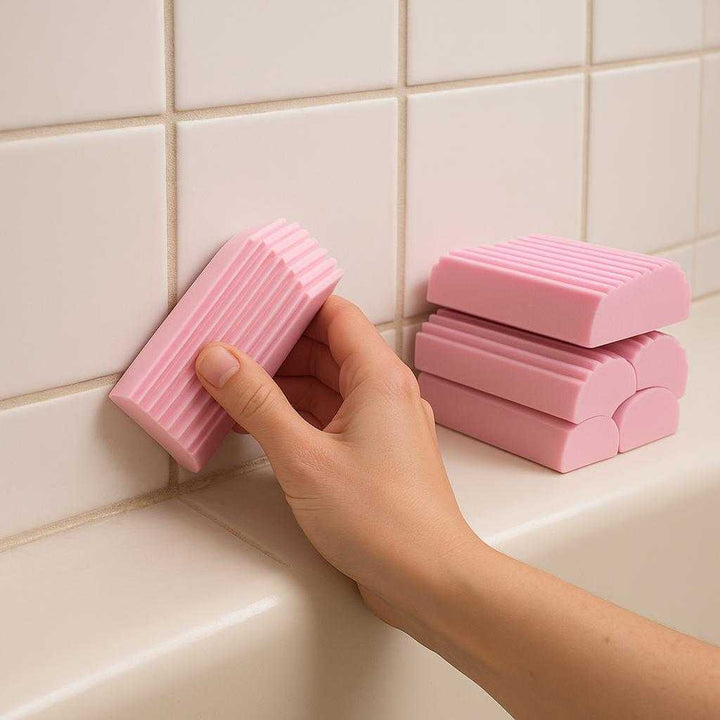 Silikonesvampe - 4 stk. Genanvendelige og Hygiejniske Svampe til Effektiv Rengøring i Hjemmet: A different realistic bathroom setting where the product is securely positioned on the edge of a bathtub, being used to clean tile grout in a believable way, with proper physics, shadows, and realistic integration into the environment.