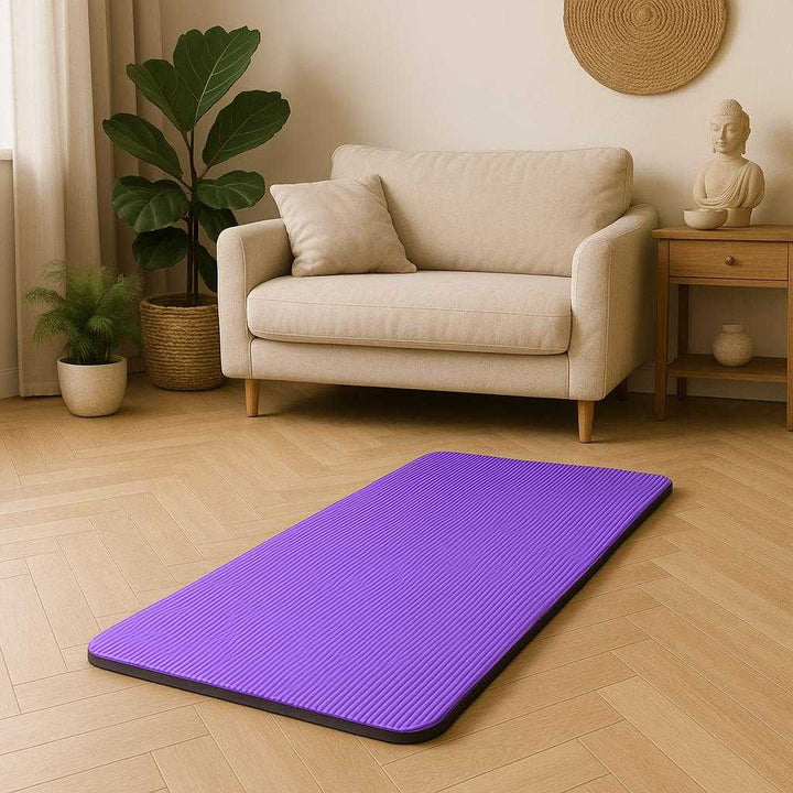 Skridsikker yogamåtte i Lilla og Sort - Høj Kvalitet til Hjemmetræning og Balance. The high-quality purple and black yoga mat positioned in a stylish living room, with green plants and calming decor suggesting a peaceful home workout atmosphere.