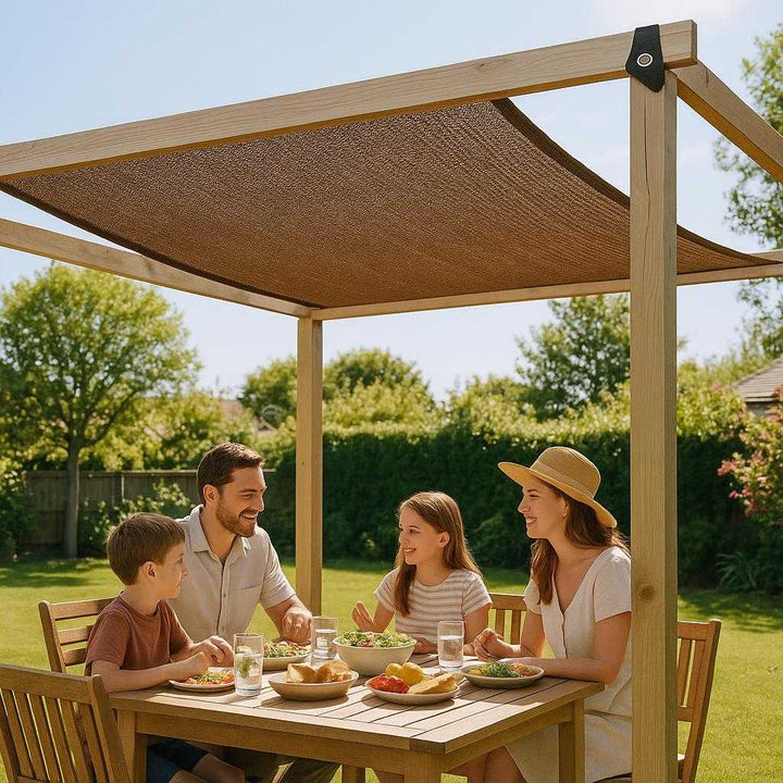 Skyggenet i kraftig vævning med UV-beskyttelse – Professionelt og robust til drivhus og haveanvendelse. The robust shade net is elegantly draped over a pergola in a backyard, providing cool shade for a family enjoying a leisurely lunch outside on a bright day.