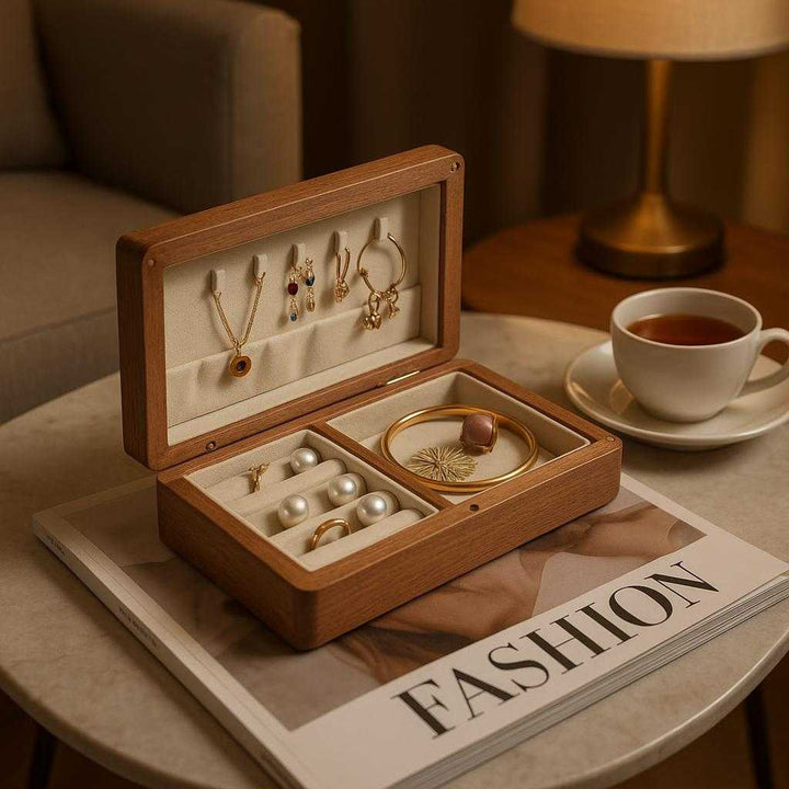 Smykkeskrin i træ - Klassisk design med optimal organisering, tilgængelig i lysebrun og mørkebrun: A different realistic living room setting where the jewelry box is securely positioned on a chic coffee table, naturally placed with a few fashion magazines and a cup of tea nearby.