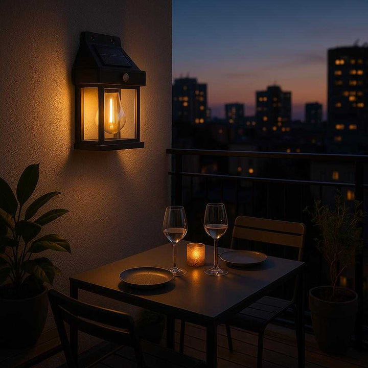 Solcelle udendørslampe med vægmontering og sensor - Tilgængelig i Sort & Hvid: An urban balcony during early evening, where the solar outdoor lamp is fixed to the apartment wall.