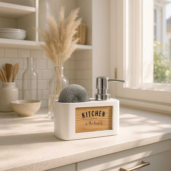 Svampeholder med Sæbepumpe til Vask i Hvid og Sort – Elegant Funktionalitet til Moderne Køkkener. In a chic, airy kitchen, the stylish soap pump with sponge holder sits in harmony with contemporary decor, illuminated by soft morning light through an open window.