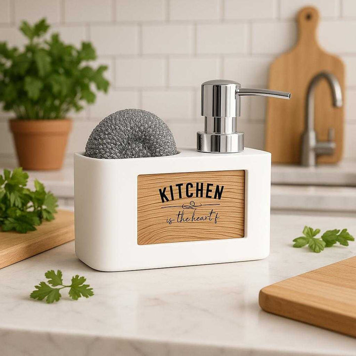Svampeholder med Sæbepumpe til Vask i Hvid og Sort – Elegant Funktionalitet til Moderne Køkkener. In a stylish kitchen setting, the chic sponge holder with soap pump sits on a pristine marble countertop near fresh herbs and a cutting board, highlighting its sleek design and practicality.