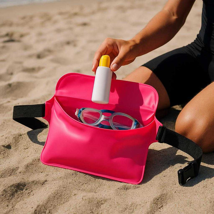 Svømmetaske i moderne design - Vandtæt og foldbar, ideel til strand, træning og outdoor - Tilgængelig i 7 farver: A realistic beach setting where the Svømmetaske i moderne design is properly grounded on a sandy surface, being actively used by a person who is preparing to swim.