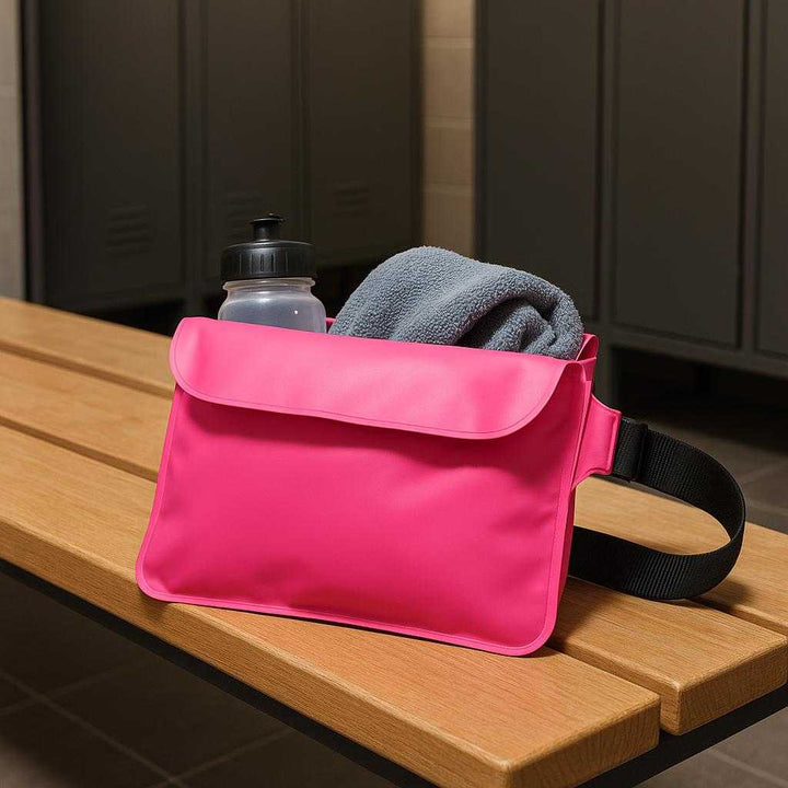 Svømmetaske i moderne design - Vandtæt og foldbar, ideel til strand, træning og outdoor - Tilgængelig i 7 farver: A different realistic gym locker room setting where the Svømmetaske i moderne design is securely positioned on a bench, being used to store workout gear.