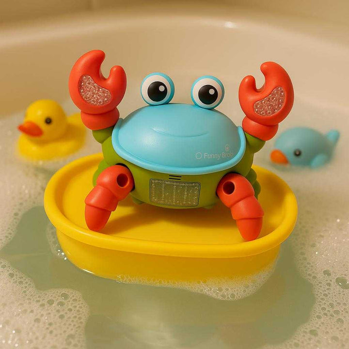 Syngende Interaktiv Krabbe Legetøj med Lys og Musik – Høj Kvalitet Plastikkonstruktion: A different realistic bathtub environment where the Syngende Interaktiv Krabbe Legetøj med Lys og Musik is securely positioned on a floating bath toy shelf, naturally placed among bubbles and bath toys.