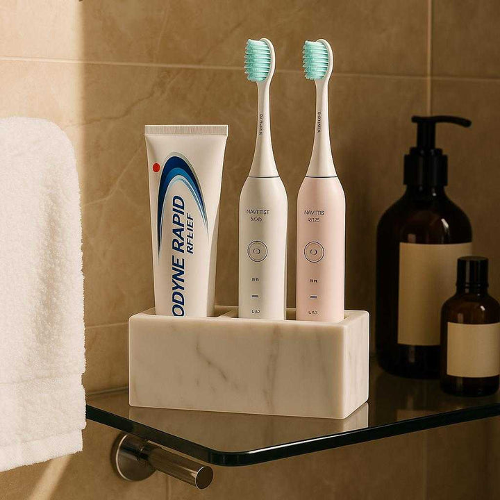 Tandbørste holder i hvid og sort - Plastik og metal med glat konstruktion: A different realistic hotel suite bathroom setting where the toothbrush holder is securely positioned on a glass shelf, being used as an elegant organizational element.