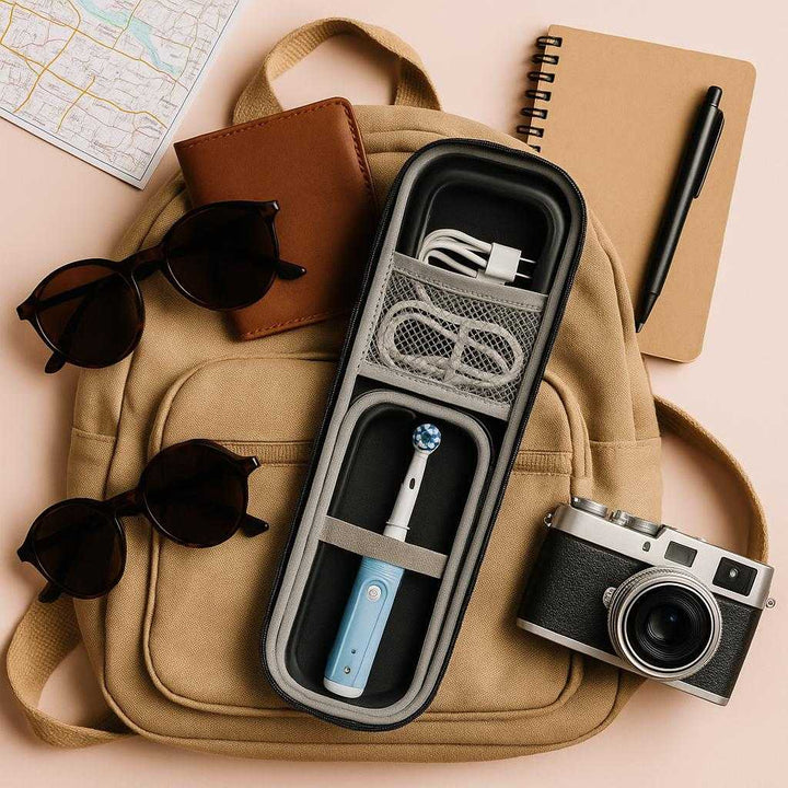 Tandbørsteetui - Moderne og praktisk rejseetui til opbevaring af elektrisk tandbørste. The toothbrush case is neatly packed inside a chic travel bag, as a traveler prepares for an adventure with essential items thoughtfully organized around it.