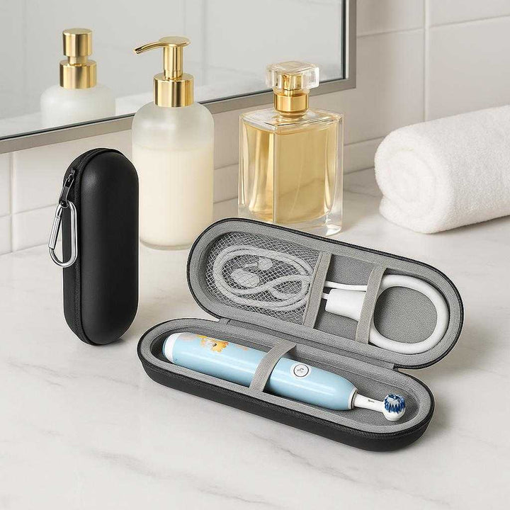 Tandbørsteetui - Moderne og praktisk rejseetui til opbevaring af elektrisk tandbørste. The toothbrush case is showcased on a pristine bathroom counter, surrounded by luxurious toiletries, emphasizing its practicality and modern design in everyday use.