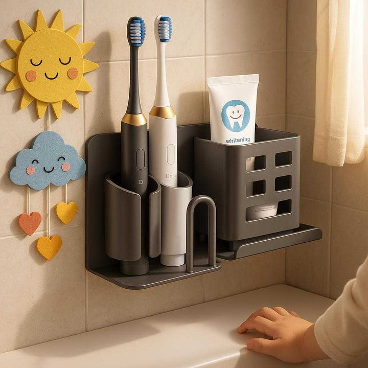 Tandbørsteholder med indbygget dispenser og opbevaring - Moderne design i grå og hvid: A different realistic family bathroom scene where the toothbrush holder is securely positioned on a wall next to a child's playful decor.