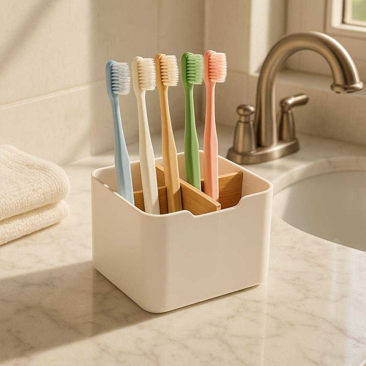 Tandbørsteholder med Låg og Bambus Skillevægge – Hygiejnisk Opbevaring til 5 Børster: A realistic bathroom countertop scene where the product is properly grounded on a clean, marble counter, being naturally placed next to a sink.