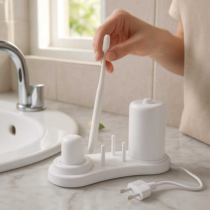 Tandbørsteholder med UV-sterilisator og Automatisk Dispenser - Høj Kvalitet Elektrisk Design: A realistic bathroom setting where the Tandbørsteholder med UV-sterilisator og Automatisk Dispenser is properly grounded on a marble countertop next to a sink, actively being used by a person placing a toothbrush into the holder.