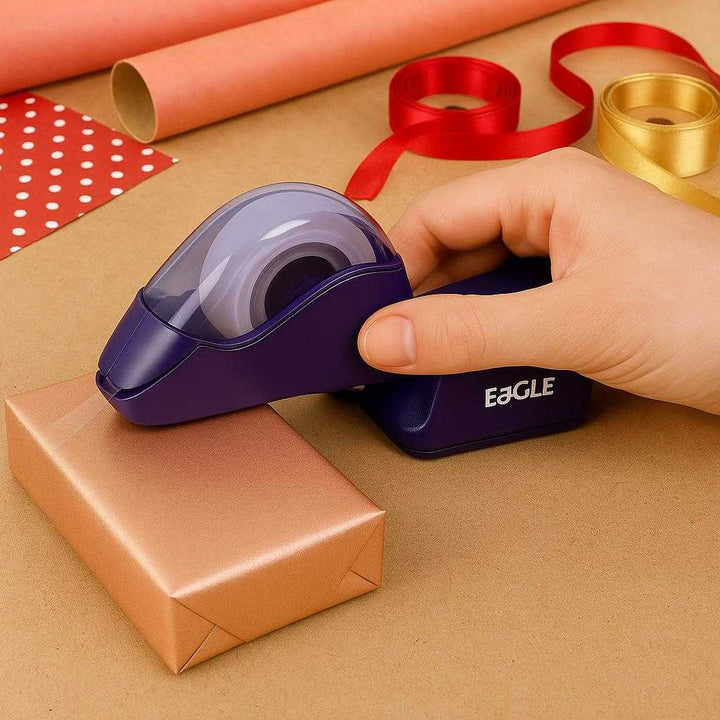 Tape Dispenser i Plastik - Nem, Hurtig, Ergonomisk - Lilla, Grå, Lyserød, Hvid: A different realistic gift-wrapping station where the tape dispenser is securely positioned on a craft table surrounded by wrapping paper and ribbons.