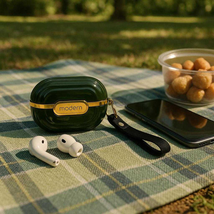 tøj klæbrig hårbørste - god kvalitet synlig i grøn, hvid - plastik, metal: A different realistic outdoor park scene where the product is securely positioned on a picnic blanket, used naturally with a pair of wireless earbuds beside it.