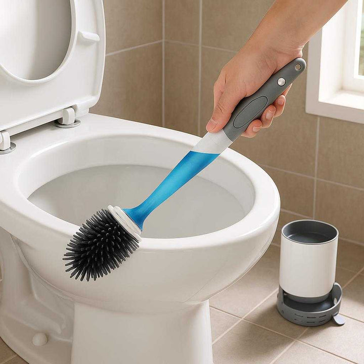 Toiletbørste med Indbygget Sæbedispenser - Innovativ og Praktisk i Grå og Blå Design: A realistic bathroom setting where the toilet brush with built-in soap dispenser is properly grounded on a tiled floor next to a modern white toilet.