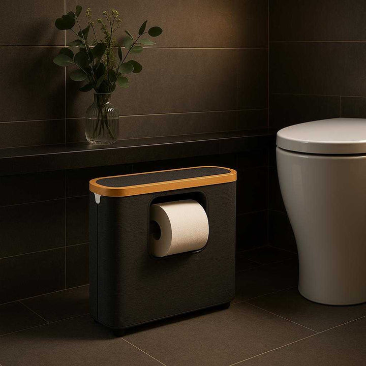 Toiletpapirholder i Sort, Grå og Hvid med Trædetaljer - Moderne Design og Holdbarhed. A stylish bathroom featuring the black, gray, and white toilet paper holder with wooden accents, complementing a vase of fresh greenery and soft ambient lighting.