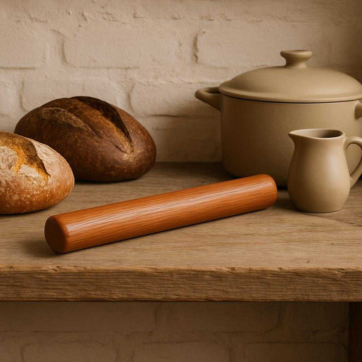 Trædejrulle i Premium Træ - Høj Kvalitet og Naturlig Elegance til Professionel Bagning. The elegant wooden rolling pin rests on a rustic kitchen shelf, surrounded by artisanal bread and stylish cookware, embodying natural elegance and quality craftsmanship.