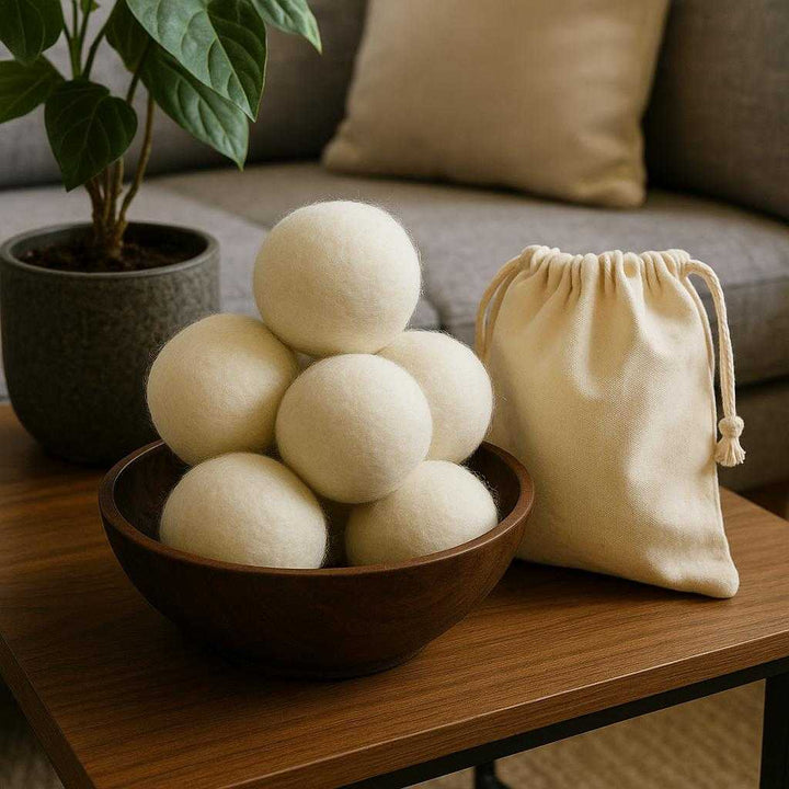 Tørrebolde 6 stk - Professionel Tørring med Uldfilt i Hvid og Grå til Effektiv Statisk Reduktion: A different realistic home setting, such as a cozy living room, where the product is securely positioned in a decorative bowl on a side table next to a potted plant.