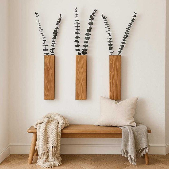 Trævægpotte i massiv træ - Moderne nordisk design til indendørs vægdekoration. Set in a chic, Scandinavian-styled entryway, the wooden wall vase enhances the space with its natural charm, complemented by a cozy bench and soft throws, welcoming guests with warmth and elegance.
