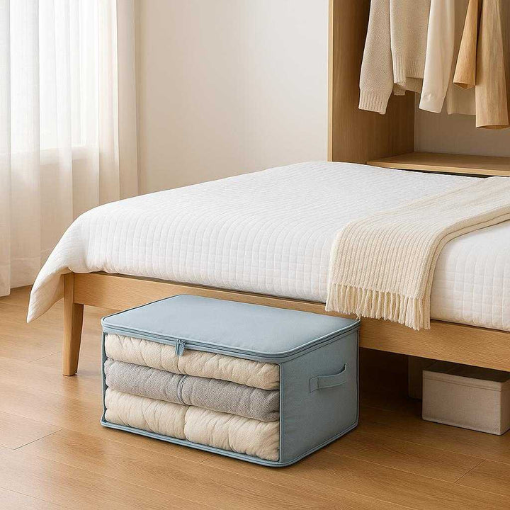 Vakuumposer til tøj og opbevaring - Praktisk, rummelig og stilsikker i lyseblå, grå og beige: A bright, organized bedroom setting, where the vacuum storage bags are neatly placed under a modern bed frame.