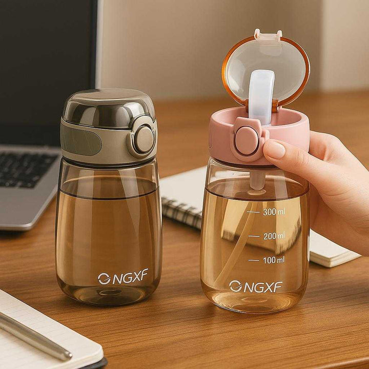 Vandflaske i Plastik og Silikone - Genanvendelig og Let at Bære - 400ml Pink, Grøn, Kaffe: A different realistic office desk setting where the product is securely positioned on a wooden desk, being frequently used to hydrate during work hours, surrounded by a laptop and notebook, with proper physics and lighting that create shadows and realistic integration into the workspace environment.