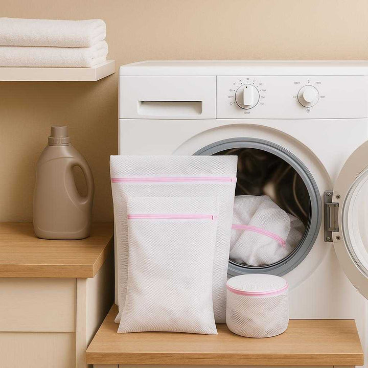 Vaskeposer i Høj Kvalitet - Sæt af 5 Med Lynlås i Forskellige Størrelser. The set of high-quality laundry bags with zippers are being used in a laundry room, protecting delicate fabrics inside a washing machine with detergent and folded towels nearby.