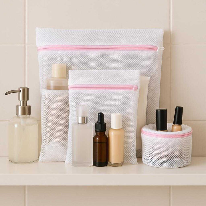 Vaskeposer i Høj Kvalitet - Sæt af 5 Med Lynlås i Forskellige Størrelser. The set of mesh laundry bags is displayed neatly on a bathroom shelf, showcasing their versatility for organizing toiletries and cosmetics elegantly.