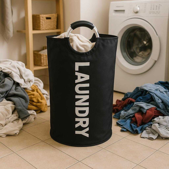 Vasketøjspose: Praktisk og letvægts til hjemmet og vaskerummet - Sort og hvid. The black and white laundry bag stands open in a bustling laundry room, surrounded by piles of clothes and a washing machine humming in the background.
