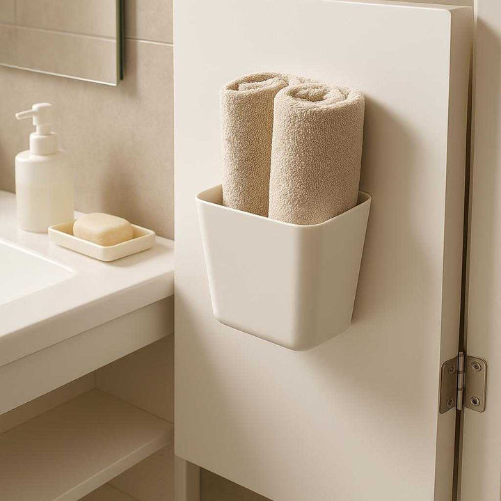 Væghængt opbevaringsholder i moderne design - Tilgængelig i Grøn og Hvid: A different realistic bathroom setting where the storage holder is securely positioned on the inside of a bathroom cabinet door, naturally placed holding rolled-up towels or toiletries.