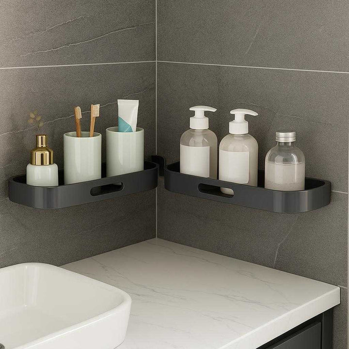 Væghylde i moderne design - Fleksibel og justerbar opbevaring i træ og metal - Tilgængelig i Hvid og Grå: A realistic bathroom setting where the modern wall shelf is properly grounded on a tiled wall, being actively used to store toiletries like soap dispensers, toothbrushes, and decorative items.