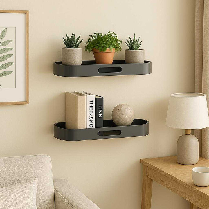 Væghylde i moderne design - Fleksibel og justerbar opbevaring i træ og metal - Tilgængelig i Hvid og Grå: A different realistic living room or home office setting where the modern wall shelf is securely positioned on a painted wall, being used to hold small potted plants, books, and decorative accents.
