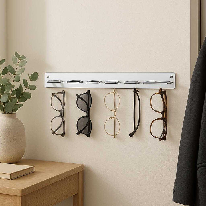 Vægmonteret Brilleholder i Stål - Elegant og Praktisk Opbevaring til Dit Hjem i Høj Kvalitet. The wall-mounted steel eyewear holder is securely installed in a modern home entryway, neatly displaying various glasses under soft natural lighting.