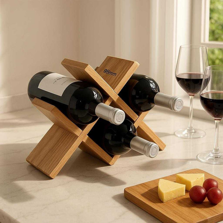 Vinholder i bæredygtigt trædesign - Perfekt til opbevaring og display af vinflasker - Tilgængelig i Mørkebrun, Lysebrun, Sort: A realistic modern kitchen setting where the product is properly grounded on a sleek marble countertop, being naturally placed as a central element during a wine-tasting evening, surrounded by glasses of wine and a small cheese board.